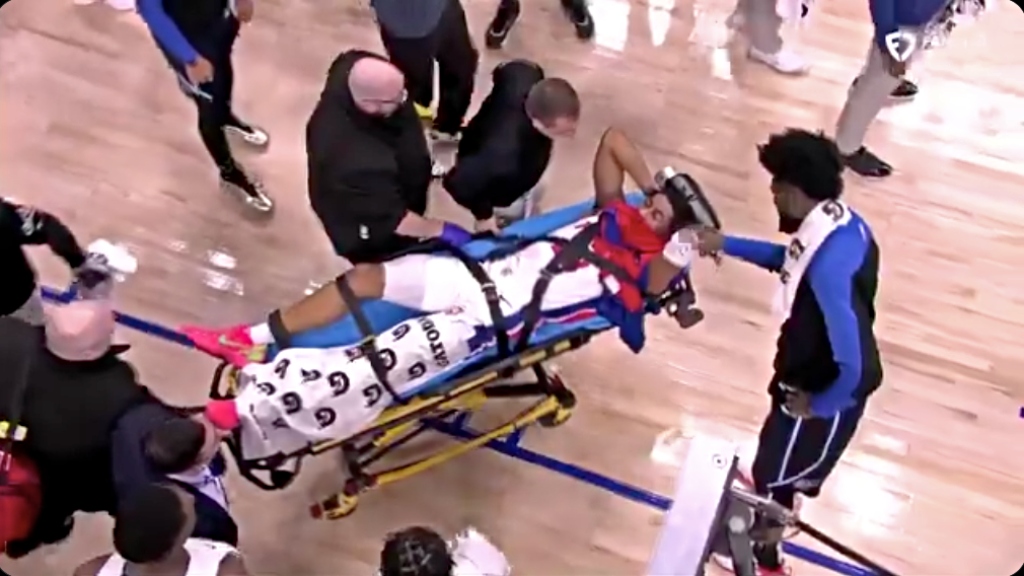 Jaden Ivey a été expulsée du terrain après une horrible blessure à la jambe
