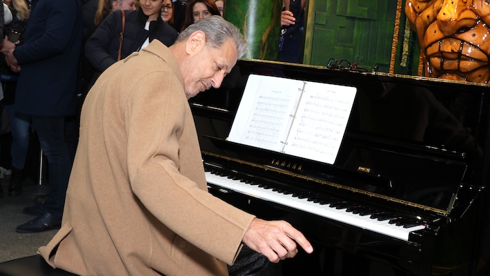 Jeff Goldblum fait équipe avec Scarlett Johansson pour promettre que «le meilleur reste à venir»