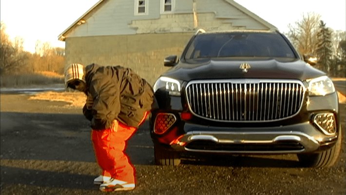 Joey Badass se déclare le « roi de New York » sur « le dos du souverain », suscitant des rumeurs sur un bœuf ravivé sur la côte Est/Ouest