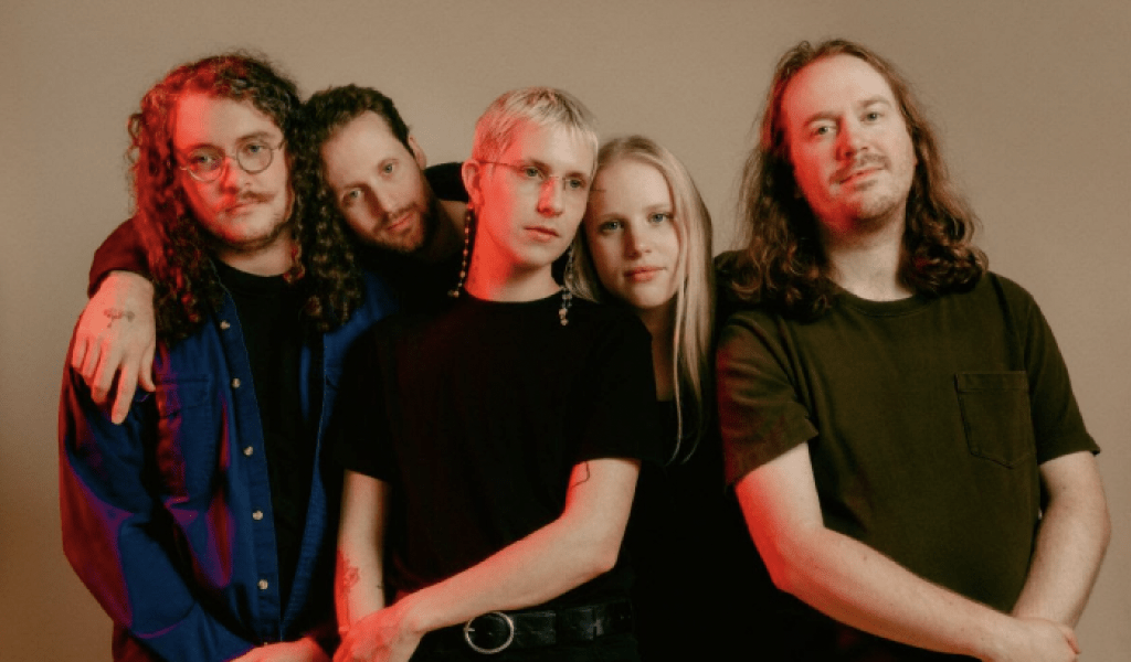L'arrière-grand-père annonce un nouvel album, "Patience, Moonbeam", le premier en cinq ans