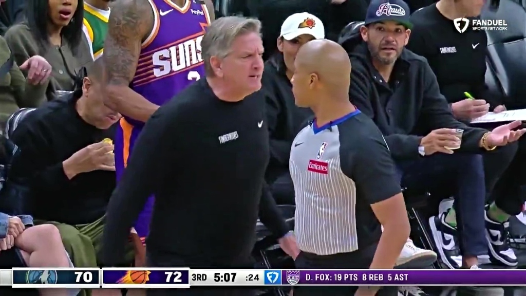 L'éjection de Chris Finch pour les «commentaires désobligeants» aurait appelé les arbitres «Bozos»