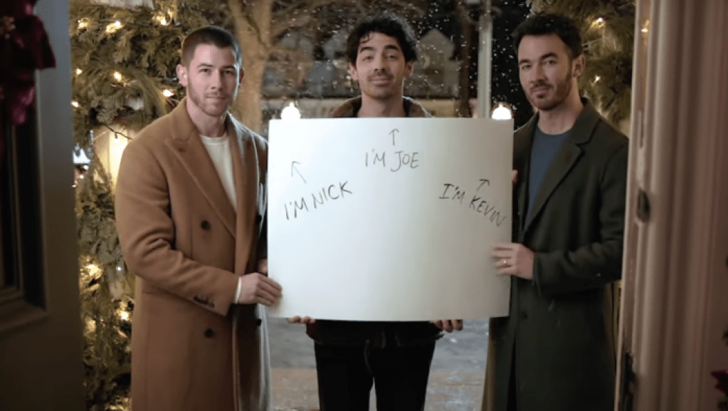 La parodie de Jonas Brothers `` Love Fee '' dans une promo pour leur spécial Disney + Christmas