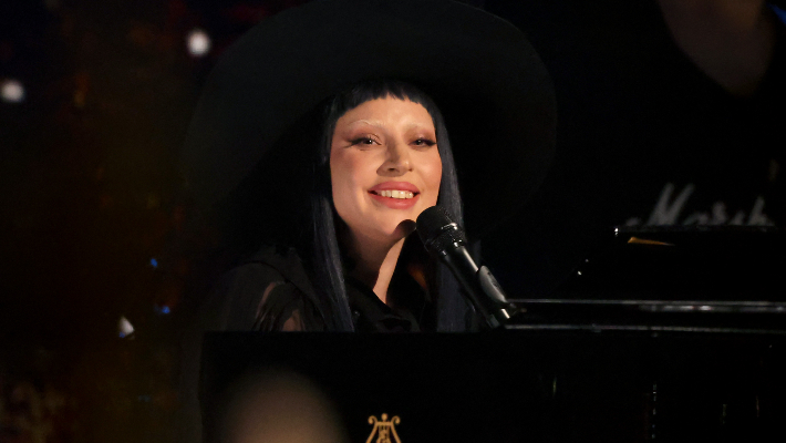 Lady Gaga a mis fin à sa performance de concert de prestations de fireaid avec une nouvelle chanson écrite juste pour l'événement