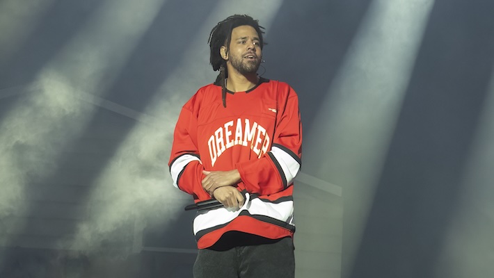 Le nouveau blog de J. Cole a bientôt excité les fans pour un album potentiel, puis Cole a clarifié ce qui se passe réellement