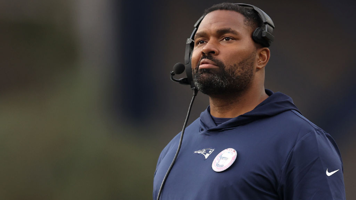 Les Patriots ont licencié Jerod Mayo après une victoire de la semaine 18 qui les a fait sortir du choix n°1