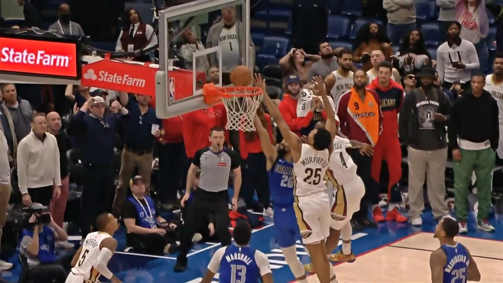 Les arbitres ont raté un gardien de but clair qui a coûté aux Mavs le match contre les pélicans