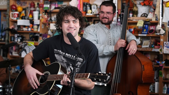 MJ Lenderman frappe le NPR Tiny Desk pour un ensemble de quatre chansons aéré