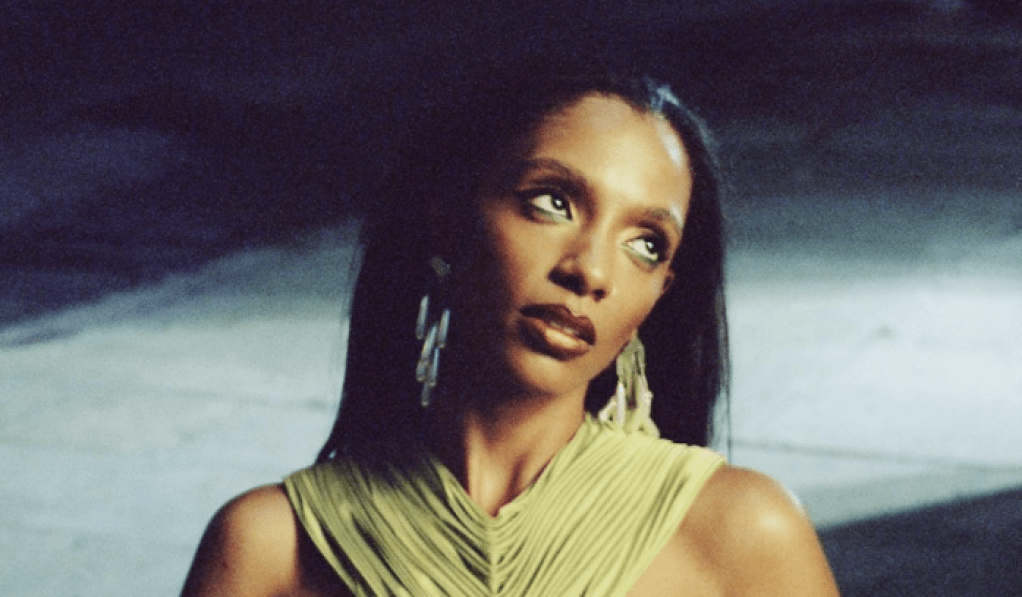 Mereba partage la vidéo de l'hymne Sisterhood 'Phone Me' avant la sortie de son nouvel album