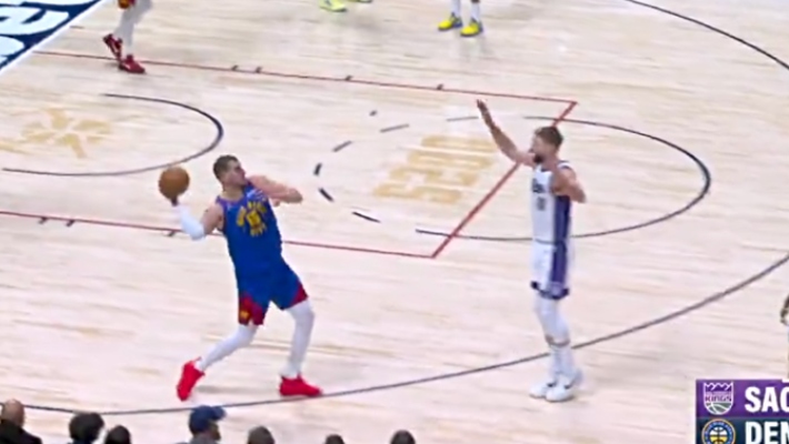 Nikola Jokic a fait une impression impressionnante de Bo Nix en réalisant nonchalamment un tir aux trois quarts du terrain