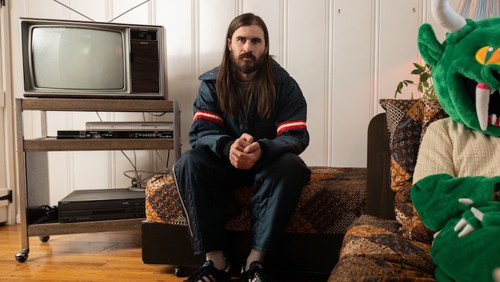 Petey USA obtient une introspective sur une «ville de train modèle» sur son nouveau single angoissé