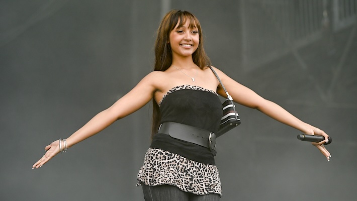 PinkPantheress taquine un grand 2025 en partageant quelques photos de studio : "Oh, nous sommes tellement de retour"