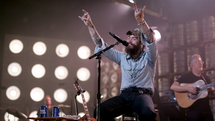 Post Malone a donné à une serveuse un énorme pourboire de 20 000 $ la veille de Noël : « Il a changé ma vie »