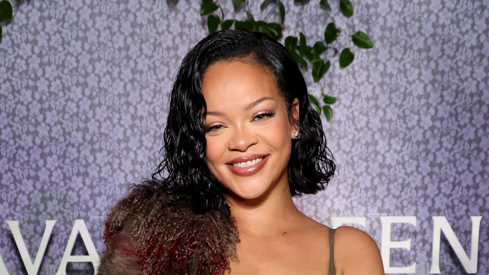 Rihanna est superbe dans le rôle de la « reine du V-Day » légèrement vêtue pour la dernière collection Savage X Fenty
