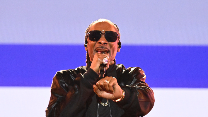 Snoop Dogg a transformé son magasin de vêtements en centre de dons temporaire pour aider à lutter contre les incendies de Los Angeles