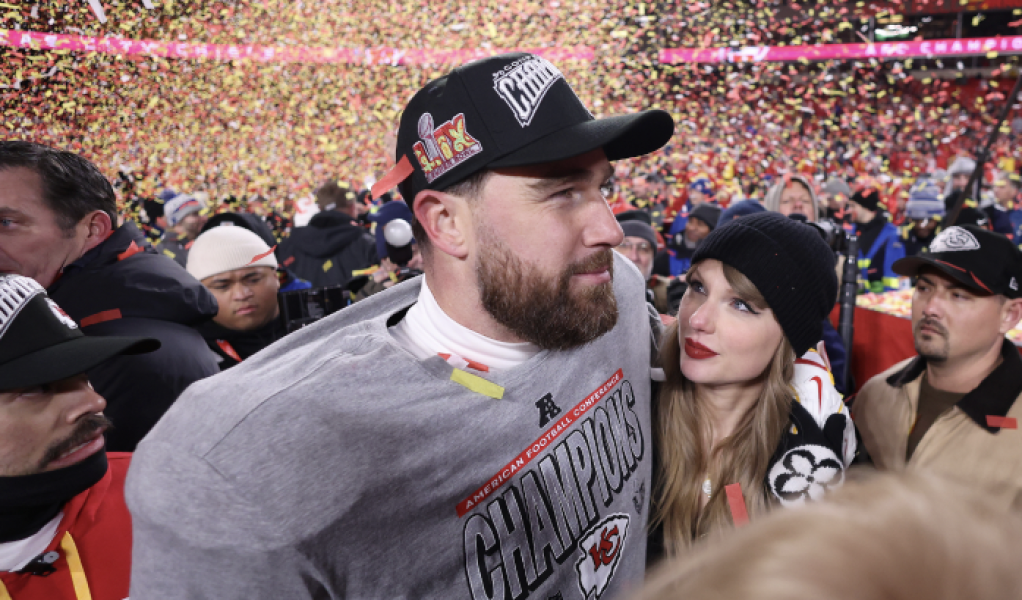Taylor Swift a l'air ravi par le choix de la chanson de Travis Kelce après que les Chiefs aient fait le Super Bowl