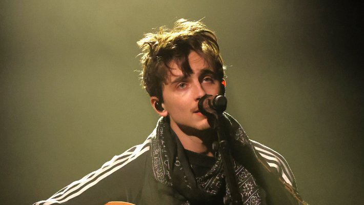 Timothee Chalamet interprète un mélange de coupes profondes de Bob Dylan sur «SNL», y compris «Tomorrow est un long temps» et «Outlaw Blues»