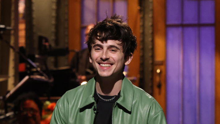 Timothée Chalamet plaisante sur sa séquence de défaites dans "SNL", que "Un inconnu complet" pourrait briser