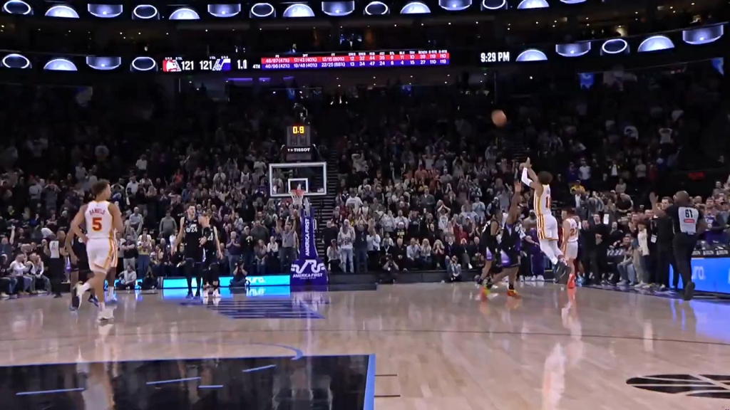 Trae Young a stupéfié le Jazz en perçant un trois depuis le demi-terrain au fil du temps