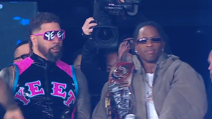 Un Travis Scott fumant a conduit Jey Uso sur le ring lors de la WWE Monday Night Raw