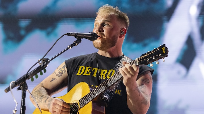 Zach Bryan critique les "Weird Couch Warriors" pour lui avoir donné envie d'arrêter de faire de la musique
