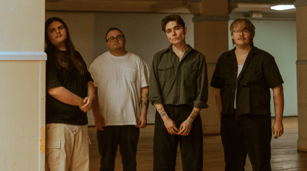 La longueur d'ARM partage le premier single cathartique `` Funny Face '' de leur prochain album, `` Il y a un monde entier là-bas ''