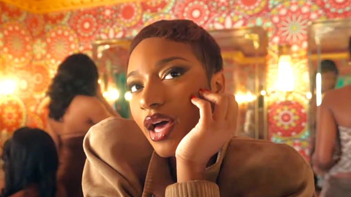 Ayra Starr a `` tout l'amour '' à donner sur son nouveau single en tout pour déverrouiller votre estime de soi