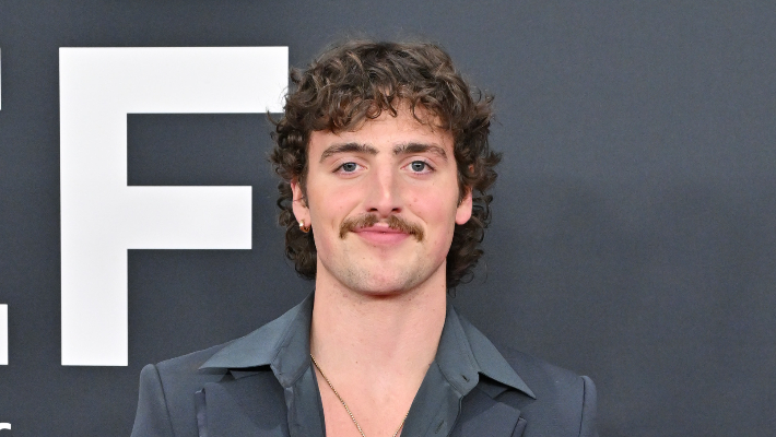 Benson Boone a présenté des excuses pour s'adapter lui-même lors de ses performances de prix Grammy 2025