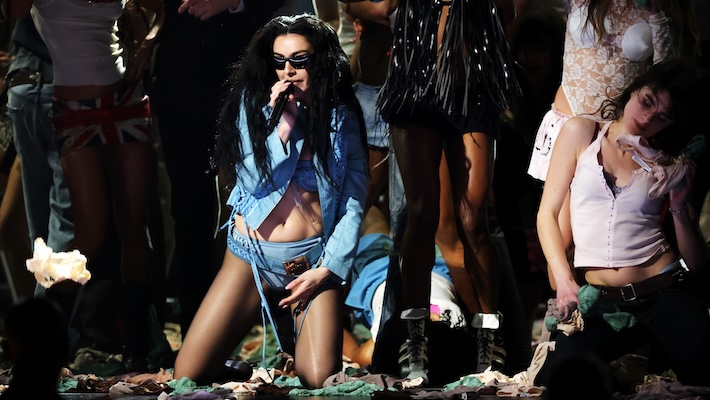 Charli XCX a apporté un «gamin» (et tant de sous-vêtements) aux Grammys 2025 avec une performance de mélange