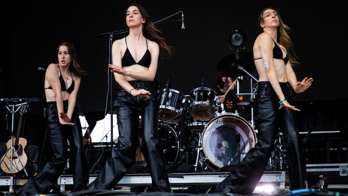 Haim semble taquiner une nouvelle musique dans une série de messages Instagram cryptiques (et remplis de smooth)