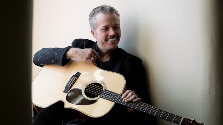 Jason Isbell dévoile le titre de son album solo acoustique «Foxes in the Snow»