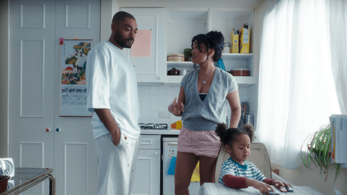 Joy Crookes et Kano essaient de trouver une vie de problèmes dans leur vidéo «mathématiques»
