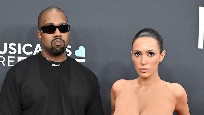 Kanye West insiste sur le fait que la tenue de Grammys NSFW de l'épouse Bianca Censori n'était pas une `` cascade '': `` Elle s'habille nue depuis deux ans ''