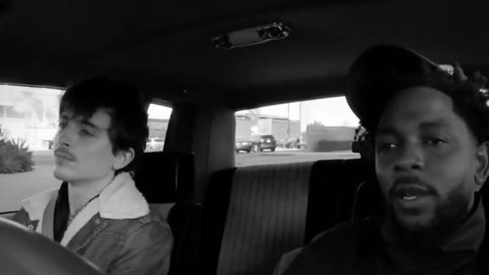 Kendrick Lamar prend `` fan '' Timothee Chalamet sur une voiture en voiture dans une nouvelle vidéo promotionnelle du Super Bowl à la mi-temps