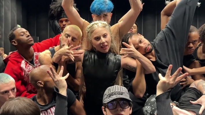 Lady Gaga tire le rideau sur son spectaculaire visuel «abracadabra» avec une nouvelle vidéo de répétition