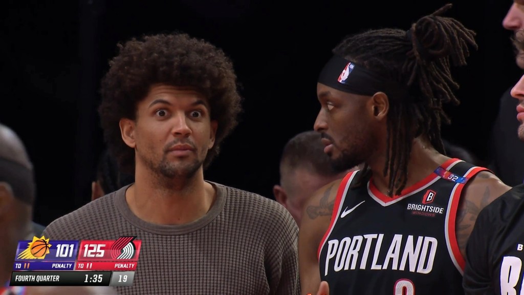 Le banc des Blazers a été choqué comme tout le monde lorsque le commerce de Luka-AD a éclaté pendant sa victoire sur Phoenix