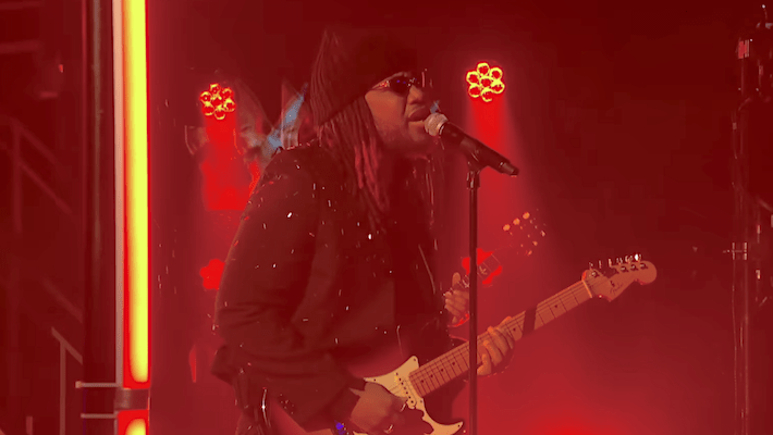 Leon Thomas fait ses débuts en fin de soirée avec une performance émouvante de «Mutt»