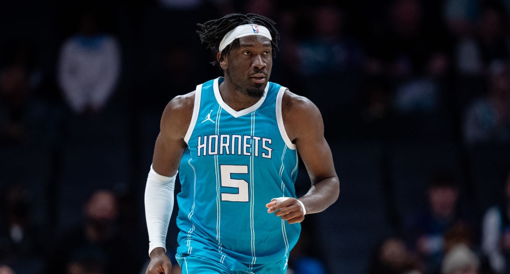Les Lakers ont fait un autre grand commerce en envoyant Dalton Knecht et des choix à Charlotte pour Mark Williams