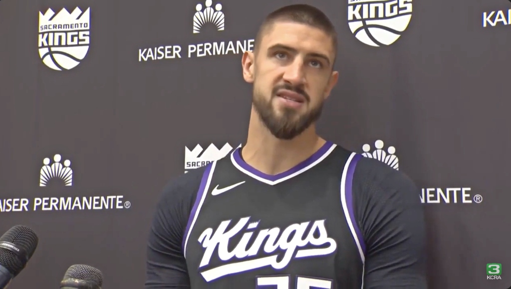 Les Lakers ont trouvé un centre pour signer après que le commerce de Mark Williams a chuté