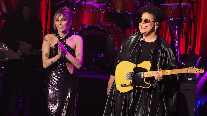 Miley Cyrus, Brittany Howard et les racines honorent Sinéad O'Connor avec une performance «SNL50»