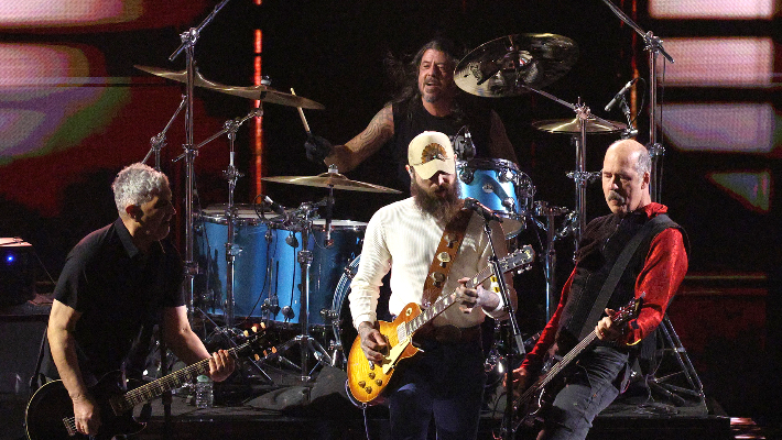 Nirvana s'est réunie (encore) cette fois avec Post Malone pour une performance de mélange pendant «SNL 50»