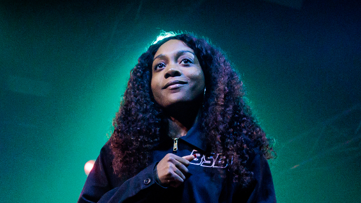 Noname a écrit une lettre émotionnelle après que les fans se soient précipités pour atteindre ses objectifs de don pour le club de lecture de non-Aame et la bibliothèque Radical Hood