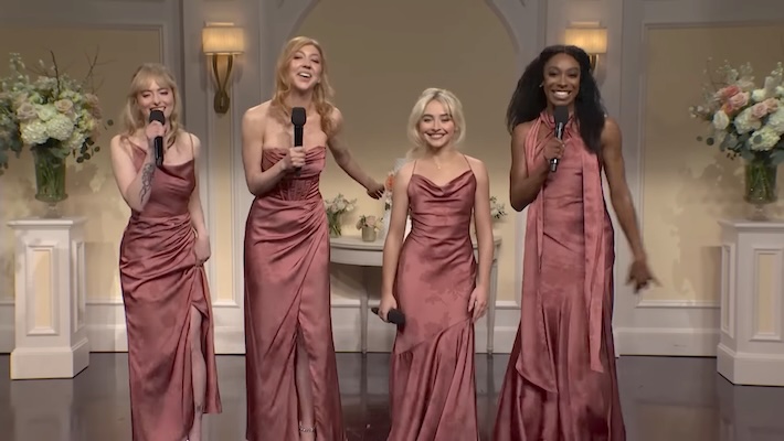 Sabrina Carpenter elle-même a aidé à raviver Domingo pour un croquis «SNL50» avec Bad Bunny, Pedro Pascal et plus
