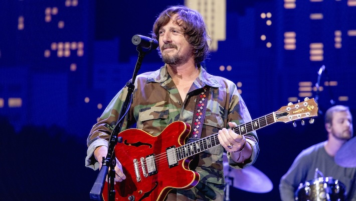 Sturgill Simpson donnera une clarté sur le «qui le f ** k est Johnny Blue Skies? Tour en 2025