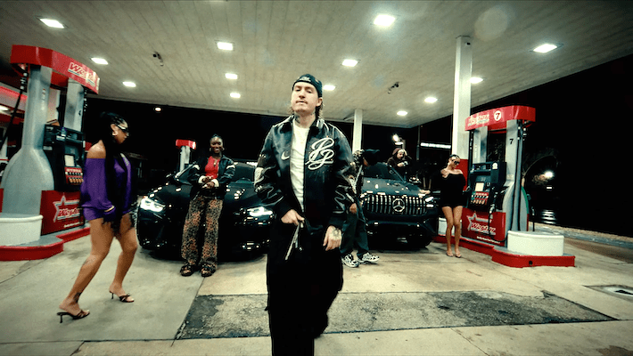 Tommy Richman peut ne pas se considérer comme hip-hop, mais sa vidéo «actin up» est sûre