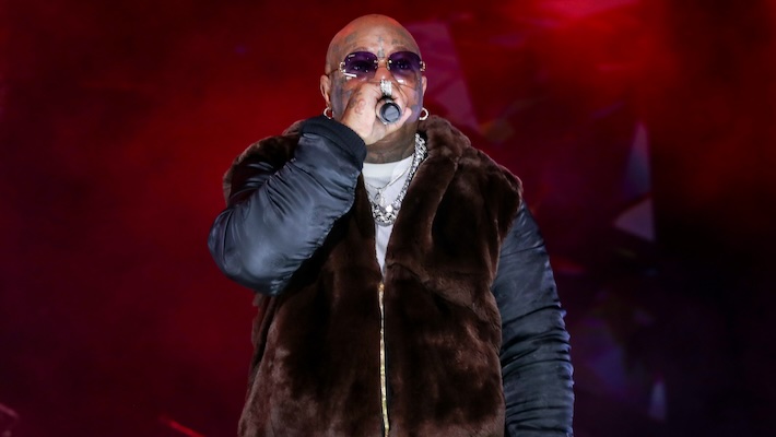 Une vidéo de Birdman qui s'endorme apparemment lors d'une représentation a des fans préoccupés par le chef de l'argent en espèces
