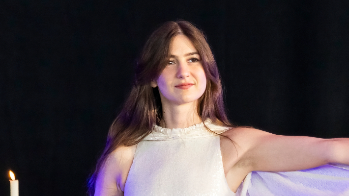Weyes Blood annonce une collaboration T-shirt avec la Croix-Rouge américaine pour collecter des fonds vers LA Wild Incendie Relief