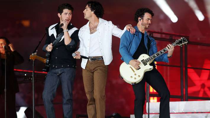 Jonas Brothers révèle leur fête `` Jonas20: Living the Dream Tour 'Dates aux côtés de Marshmello