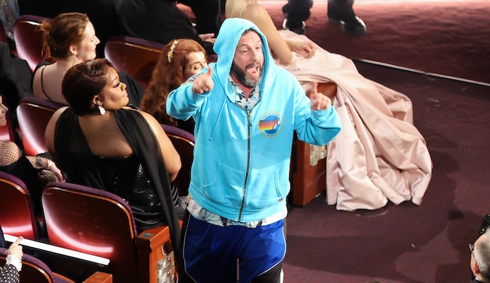 Adam Sandler a volé le spectacle aux Oscars avec sa tenue décontractée de marque et un «Chalamet !!!