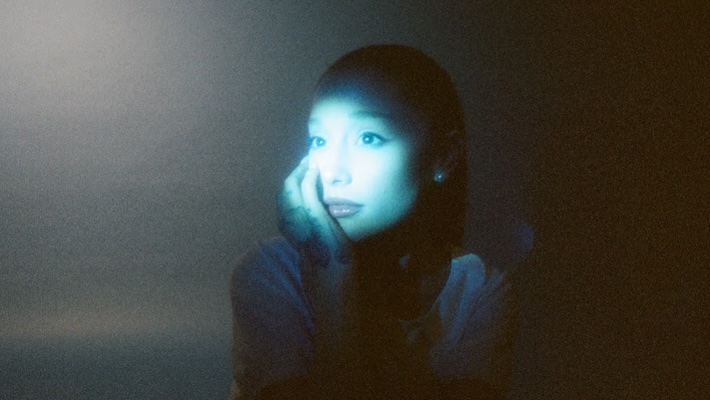 Ariana Grande continue son voyage cinématographique inspiré de «Eternal Sunshine» dans son court-métrage `` Brighter Days Ahead ''