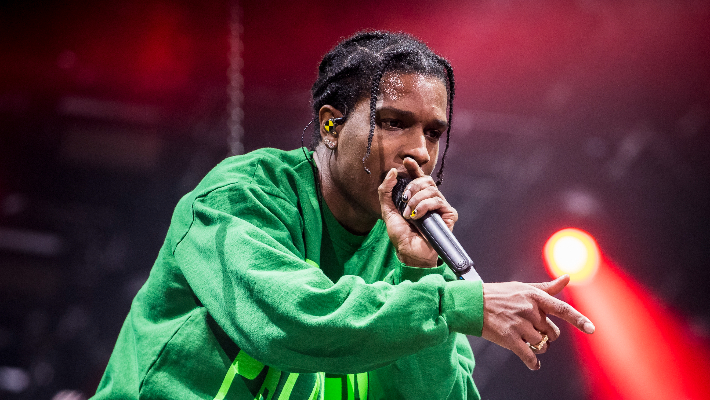 Asap Rocky aborde sa tombée avec ASAP Relli dans une nouvelle chanson qui a fait ses débuts à Rolling Loud California 2025